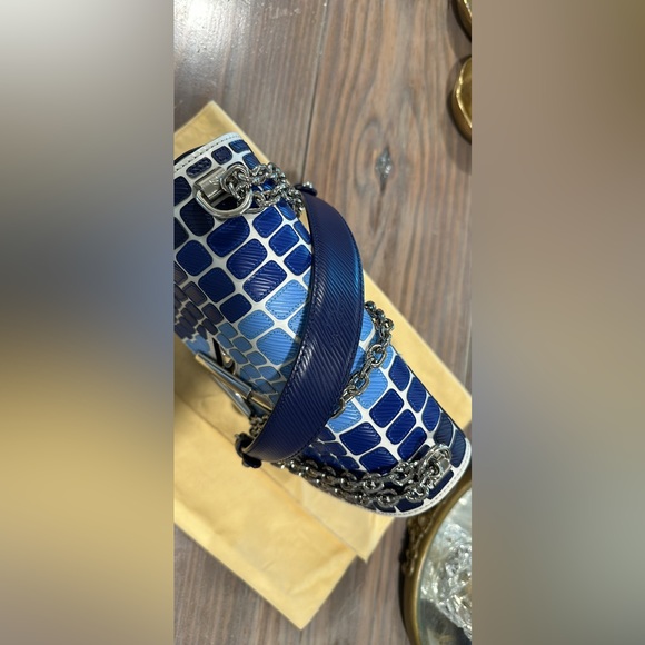 SOLD Louis Vuitton Epi Savane Twist Shoulderg Bag MM Blue - Picture 10 of 10